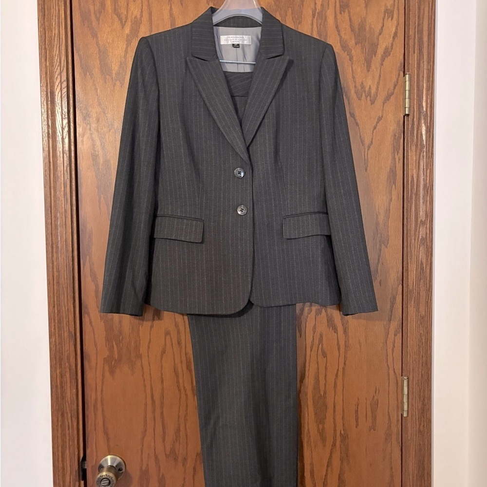NWOT Tahari Women’s 12 Petite Grey Pinstripe Pant Suit